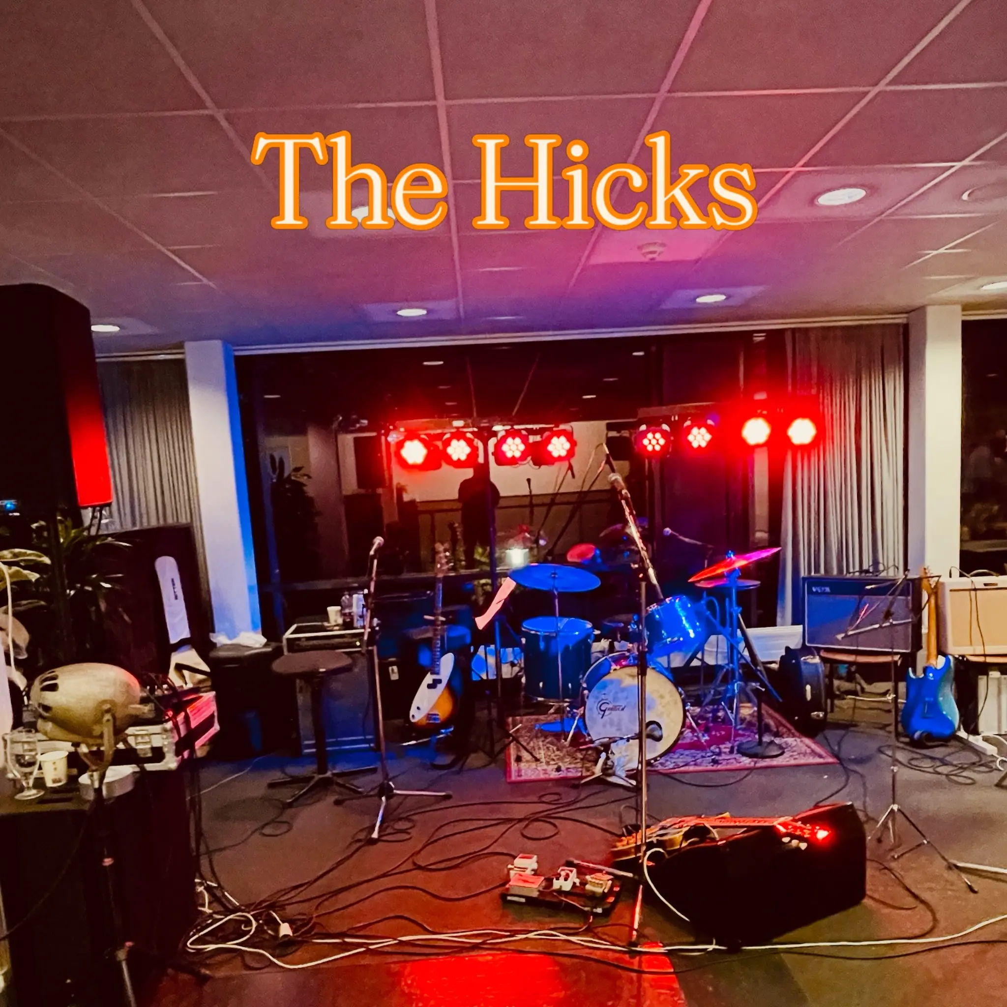 The Hicks' scene med instrumenter og rødt scenelys
