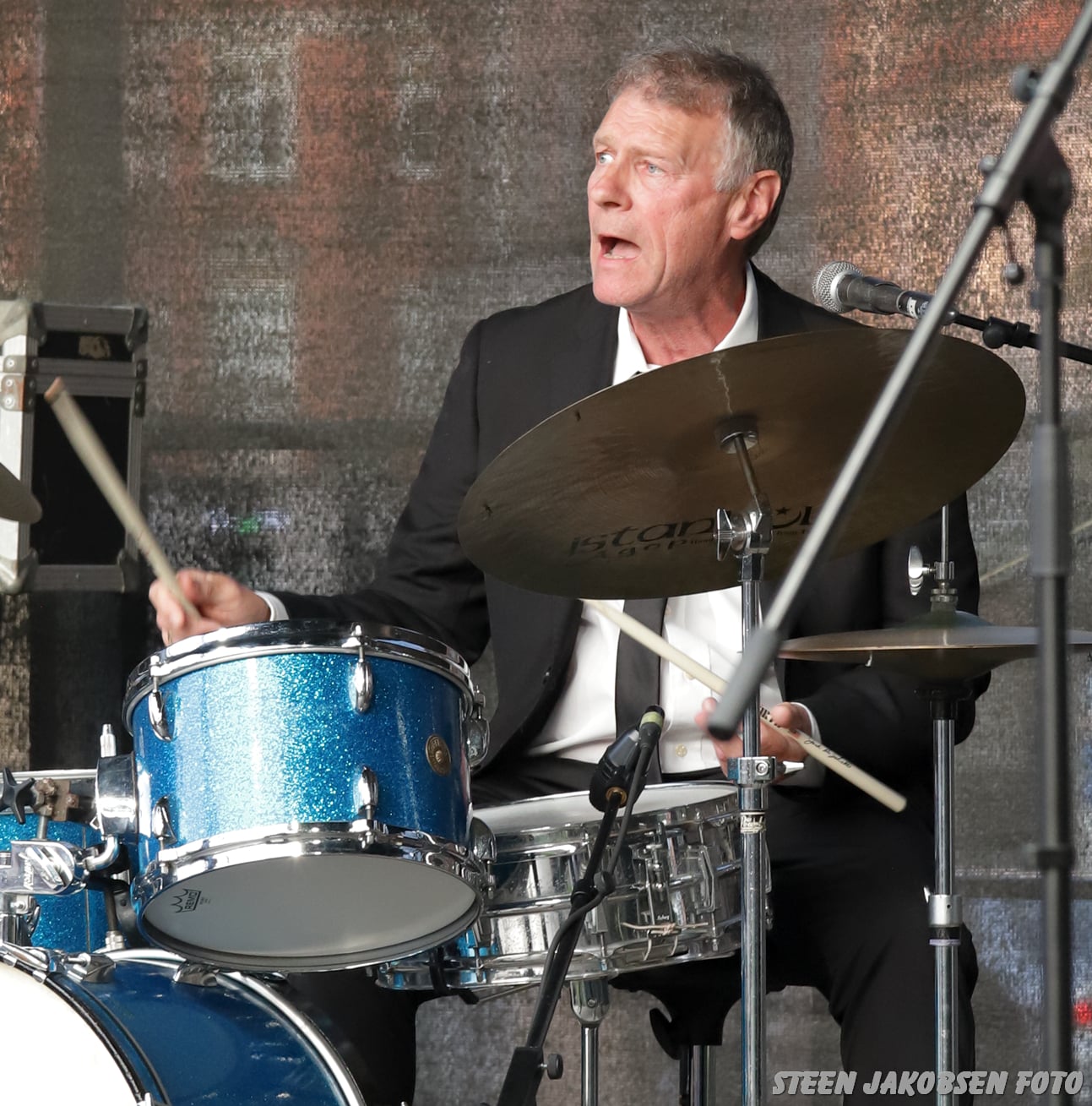 Trommeslager fra The Hicks under koncert