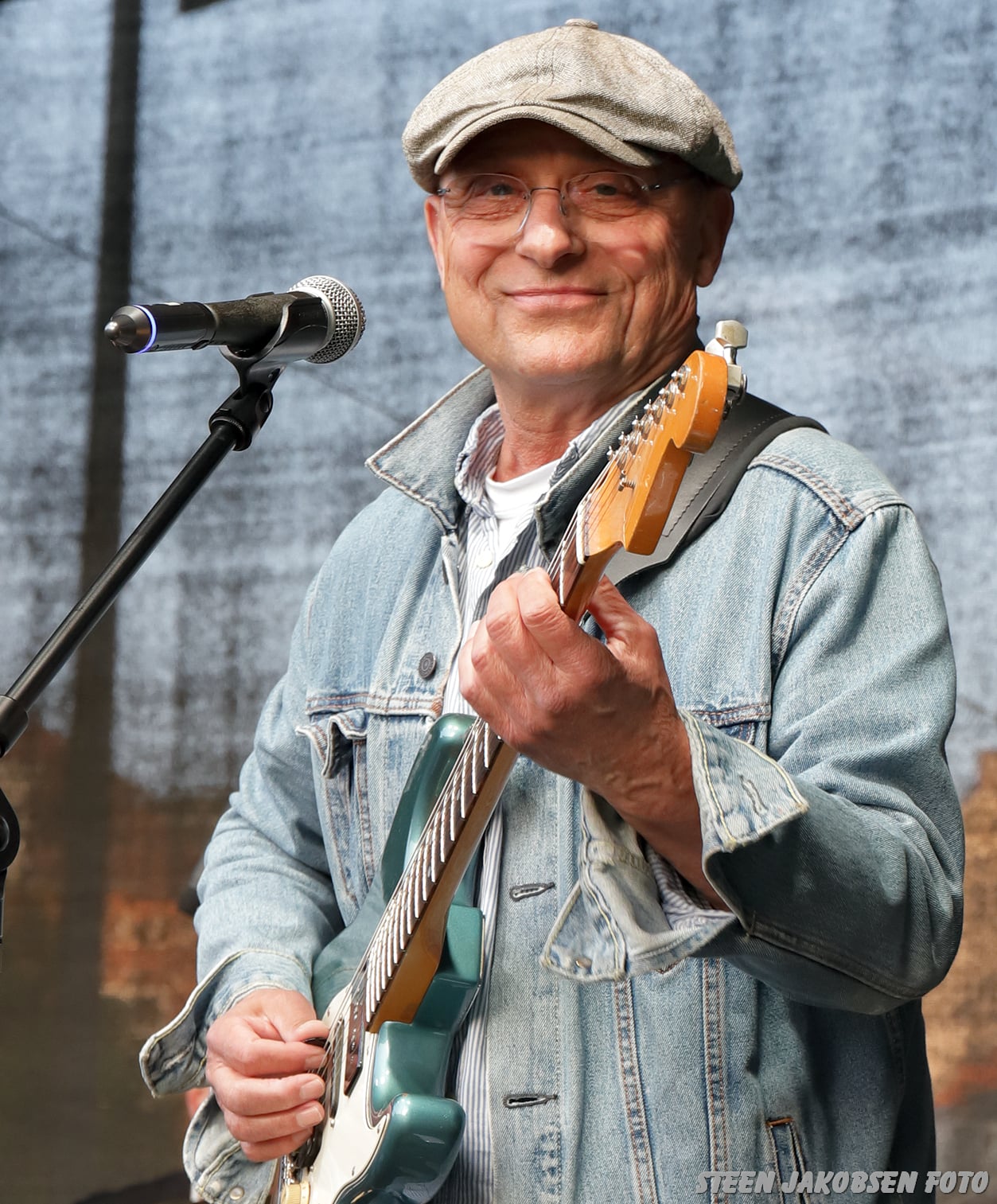 Guitarist fra The Hicks ved mikrofonen