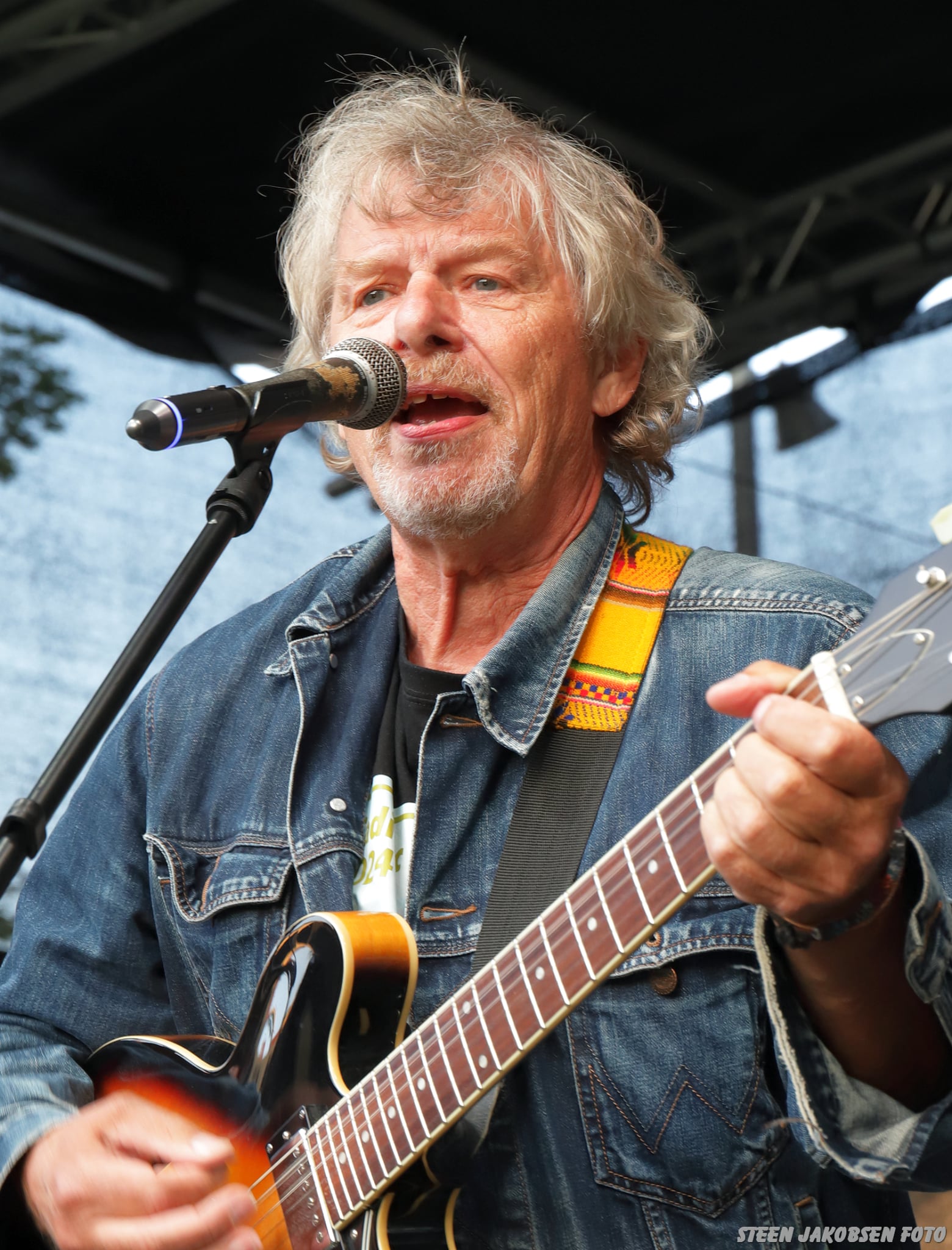 Guitarist fra The Hicks ved mikrofonen